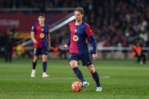 记者：德容和巴萨已经谈妥续约，目前的阻碍是球员的经纪人